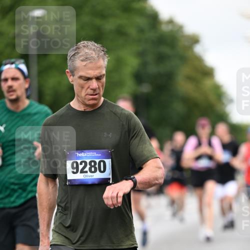 29.06.2025 - hella hamburg halbmarathon Dr. Thomas Lammeyer http://msf.ph/oto/8163757 29.06.2025 10:08:58 Kennedybrücke 1126, 1316, 1347, 1559, 2011, 2424, 2463, 2540, 2698, 2852, 3994, 4146, 4293, 4538, 6311, 6907, 6908, 7017, 8089, 8217, 9280, 10100, 10709, 10834, 11088 meine-sportfotos.de