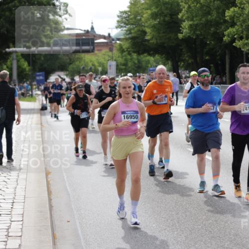 29.06.2025 - hella hamburg halbmarathon Jannik Wohlers http://msf.ph/oto/8163774 29.06.2025 10:20:24 Lombardsbrücke 2053, 2101, 2325, 2834, 2923, 2945, 3247, 3781, 4288, 4350, 4754, 4869, 5041, 5625, 6608, 8113, 8724, 8940, 9005, 9011, 9236, 9981, 10050, 10350, 11100, 11145, 11995, 12844, 14138, 14157, 14246, 14342, 14344, 14500, 14502, 14503, 14610, 14611, 14615, 14670, 15513, 16135, 16254, 16950, 17095, 17155, 17581, 17832, 17987, 18141, 18397, 18423, 18620, 18908, 19014, 19124, 19125, 19131, 19132 meine-sportfotos.de