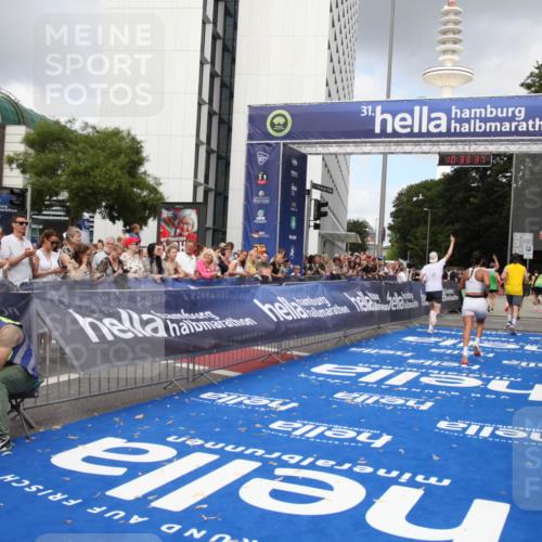 29.06.2025 - hella hamburg halbmarathon Michael Strokosch http://msf.ph/oto/8163800 29.06.2025 10:33:36 Ziel 1053, 4602, 8312, 15326, 16931, 18731, 18854 meine-sportfotos.de