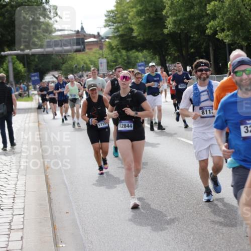 29.06.2025 - hella hamburg halbmarathon Jannik Wohlers http://msf.ph/oto/8163901 29.06.2025 10:20:26 Lombardsbrücke 2053, 2101, 2325, 2834, 2923, 2945, 3247, 3781, 4082, 4288, 4350, 5041, 5625, 6608, 8113, 8724, 8940, 9005, 9011, 9236, 9981, 10050, 10350, 11100, 11145, 12844, 14138, 14157, 14246, 14342, 14344, 14500, 14503, 14610, 14611, 14615, 14670, 14986, 15913, 16135, 16254, 16950, 17095, 17155, 17832, 18141, 18397, 18423, 18620, 18908, 19124, 19125, 19131, 19132 meine-sportfotos.de