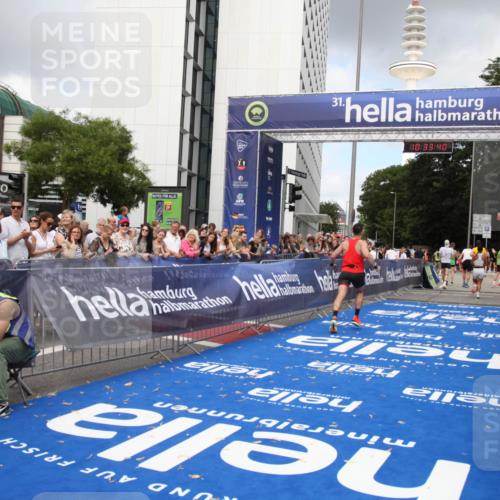 29.06.2025 - hella hamburg halbmarathon Michael Strokosch http://msf.ph/oto/8163920 29.06.2025 10:33:39 Ziel 1053, 1396, 2836, 8312, 12595, 14975, 16931, 17191, 18854 meine-sportfotos.de