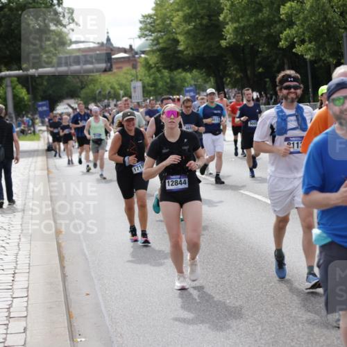 29.06.2025 - hella hamburg halbmarathon Jannik Wohlers http://msf.ph/oto/8163964 29.06.2025 10:20:26 Lombardsbrücke 2053, 2101, 2325, 2834, 2923, 2945, 3247, 3781, 4082, 4288, 4350, 5041, 5625, 6608, 8113, 8724, 8940, 9005, 9011, 9236, 9981, 10050, 10350, 11100, 11145, 12844, 14138, 14157, 14246, 14342, 14344, 14500, 14503, 14610, 14611, 14615, 14670, 14986, 15913, 16135, 16254, 16950, 17095, 17155, 17832, 18141, 18397, 18423, 18620, 18908, 19124, 19125, 19131, 19132 meine-sportfotos.de