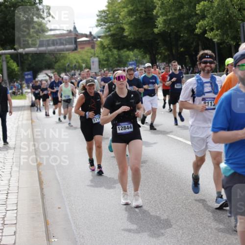 29.06.2025 - hella hamburg halbmarathon Jannik Wohlers http://msf.ph/oto/8163980 29.06.2025 10:20:26 Lombardsbrücke 2053, 2101, 2325, 2834, 2923, 2945, 3247, 3781, 4082, 4288, 4350, 5041, 5625, 6608, 8113, 8724, 8940, 9005, 9011, 9236, 9981, 10050, 10350, 11100, 11145, 12844, 14138, 14157, 14246, 14342, 14344, 14500, 14503, 14610, 14611, 14615, 14670, 14986, 15913, 16135, 16254, 16950, 17095, 17155, 17832, 18141, 18397, 18423, 18620, 18908, 19124, 19125, 19131, 19132 meine-sportfotos.de