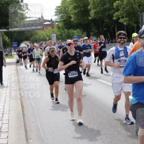 29.06.2025 - hella hamburg halbmarathon Jannik Wohlers http://msf.ph/oto/8164003 29.06.2025 10:20:26 Lombardsbrücke 2053, 2101, 2325, 2834, 2923, 2945, 3247, 3781, 4082, 4288, 4350, 5041, 5625, 6608, 8113, 8724, 8940, 9005, 9011, 9236, 9981, 10050, 10350, 11100, 11145, 12844, 14138, 14157, 14246, 14342, 14344, 14500, 14503, 14610, 14611, 14615, 14670, 14986, 15913, 16135, 16254, 16950, 17095, 17155, 17832, 18141, 18397, 18423, 18620, 18908, 19124, 19125, 19131, 19132 meine-sportfotos.de