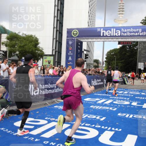 29.06.2025 - hella hamburg halbmarathon Michael Strokosch http://msf.ph/oto/8164013 29.06.2025 10:33:42 Ziel 1053, 1396, 2836, 8312, 12595, 14975, 16755, 17191, 18854 meine-sportfotos.de