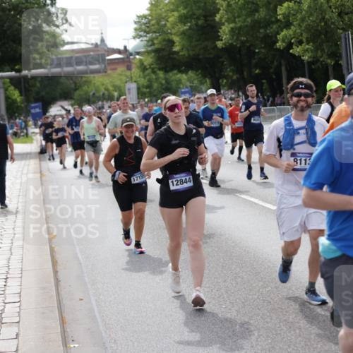 29.06.2025 - hella hamburg halbmarathon Jannik Wohlers http://msf.ph/oto/8164022 29.06.2025 10:20:26 Lombardsbrücke 2053, 2101, 2325, 2834, 2923, 2945, 3247, 3781, 4082, 4288, 4350, 5041, 5625, 6608, 8113, 8724, 8940, 9005, 9011, 9236, 9981, 10050, 10350, 11100, 11145, 12844, 14138, 14157, 14246, 14342, 14344, 14500, 14503, 14610, 14611, 14615, 14670, 14986, 15913, 16135, 16254, 16950, 17095, 17155, 17832, 18141, 18397, 18423, 18620, 18908, 19124, 19125, 19131, 19132 meine-sportfotos.de