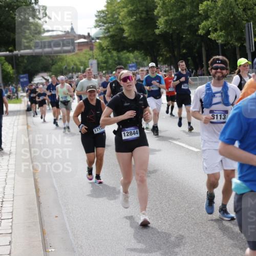 29.06.2025 - hella hamburg halbmarathon Jannik Wohlers http://msf.ph/oto/8164043 29.06.2025 10:20:26 Lombardsbrücke 2053, 2101, 2325, 2834, 2923, 2945, 3247, 3781, 4082, 4288, 4350, 5041, 5625, 6608, 8113, 8724, 8940, 9005, 9011, 9236, 9981, 10050, 10350, 11100, 11145, 12844, 14138, 14157, 14246, 14342, 14344, 14500, 14503, 14610, 14611, 14615, 14670, 14986, 15913, 16135, 16254, 16950, 17095, 17155, 17832, 18141, 18397, 18423, 18620, 18908, 19124, 19125, 19131, 19132 meine-sportfotos.de