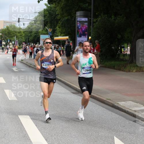 29.06.2025 - hella hamburg halbmarathon Yannick Fuchs http://msf.ph/oto/8164063 29.06.2025 10:21:58 20KM 1065, 1577, 5344, 9079, 10848, 12641, 12992, 13780, 14019, 15023, 15671, 17040 meine-sportfotos.de