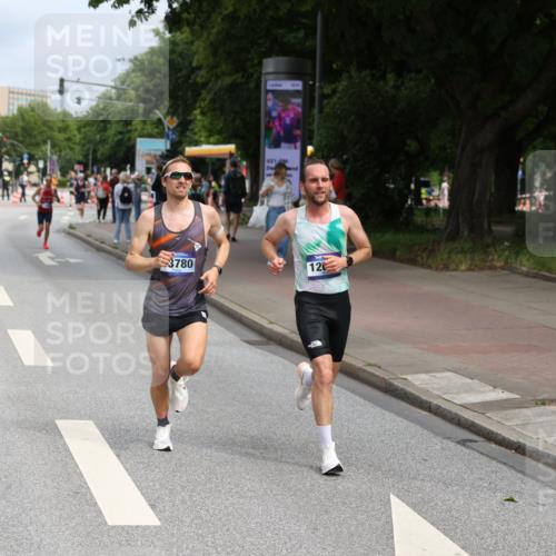 29.06.2025 - hella hamburg halbmarathon Yannick Fuchs http://msf.ph/oto/8164078 29.06.2025 10:21:59 20KM 1065, 1577, 5344, 9079, 10848, 12641, 12992, 13780, 14019, 15023, 15671, 17040 meine-sportfotos.de