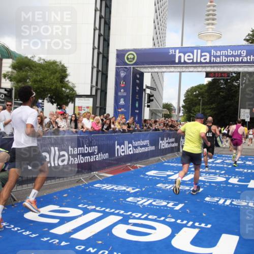 29.06.2025 - hella hamburg halbmarathon Michael Strokosch http://msf.ph/oto/8164083 29.06.2025 10:33:45 Ziel 1053, 1396, 2836, 4246, 5193, 12595, 14975, 16755, 17191 meine-sportfotos.de