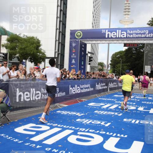 29.06.2025 - hella hamburg halbmarathon Michael Strokosch http://msf.ph/oto/8164099 29.06.2025 10:33:45 Ziel 1053, 1396, 2836, 4246, 5193, 12595, 14975, 16755, 17191 meine-sportfotos.de