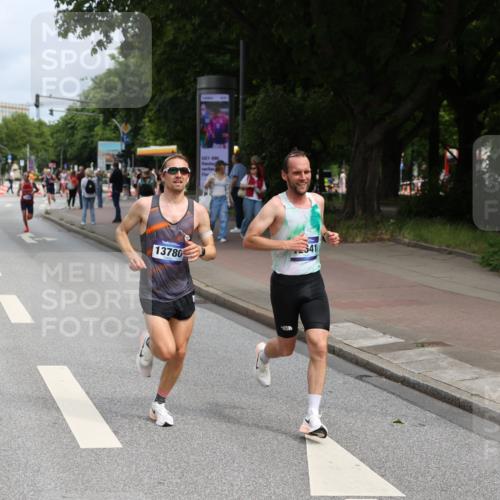 29.06.2025 - hella hamburg halbmarathon Yannick Fuchs http://msf.ph/oto/8164103 29.06.2025 10:21:59 20KM 1065, 1577, 5344, 9079, 10848, 12641, 12992, 13780, 14019, 15023, 15671, 17040 meine-sportfotos.de