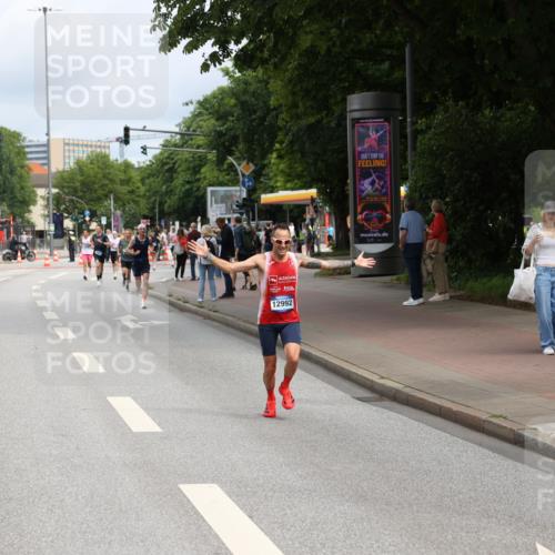 29.06.2025 - hella hamburg halbmarathon Yannick Fuchs http://msf.ph/oto/8164221 29.06.2025 10:22:04 20KM 1065, 1577, 5344, 9079, 10848, 12641, 12992, 13780, 14019, 15023, 15671, 18124, 19050 meine-sportfotos.de