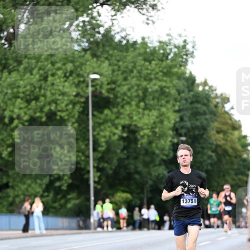 29.06.2025 - hella hamburg halbmarathon Dr. Thomas Lammeyer http://msf.ph/oto/8164255 29.06.2025 09:44:50 Kennedybrücke 2892, 4128, 4571, 6559, 7862, 10780, 11194 meine-sportfotos.de
