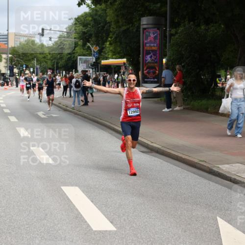 29.06.2025 - hella hamburg halbmarathon Yannick Fuchs http://msf.ph/oto/8164267 29.06.2025 10:22:04 20KM 1065, 1577, 5344, 9079, 10848, 12641, 12992, 13780, 14019, 15023, 15671, 18124, 19050 meine-sportfotos.de