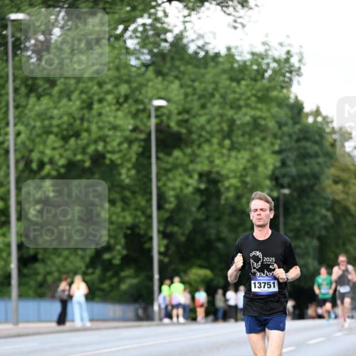 29.06.2025 - hella hamburg halbmarathon Dr. Thomas Lammeyer http://msf.ph/oto/8164287 29.06.2025 09:44:50 Kennedybrücke 2892, 4128, 4571, 6559, 7862, 10780, 11194 meine-sportfotos.de