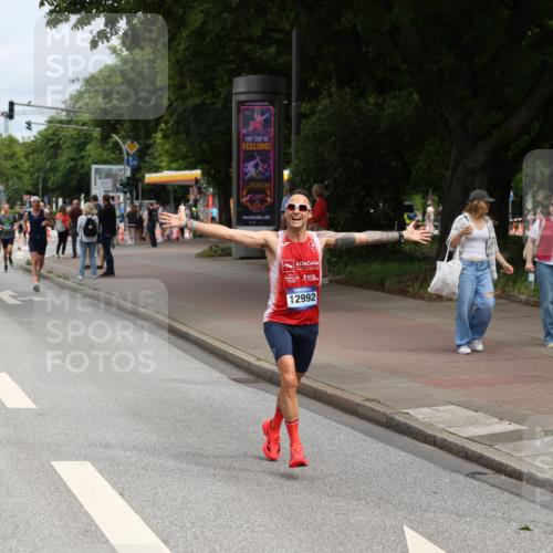 29.06.2025 - hella hamburg halbmarathon Yannick Fuchs http://msf.ph/oto/8164296 29.06.2025 10:22:05 20KM 1065, 1577, 5344, 9079, 10848, 12641, 12992, 13780, 14019, 15023, 15671, 18124, 19050 meine-sportfotos.de