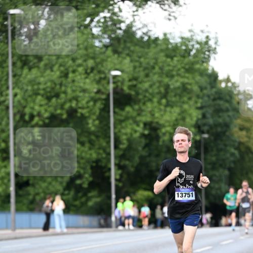 29.06.2025 - hella hamburg halbmarathon Dr. Thomas Lammeyer http://msf.ph/oto/8164298 29.06.2025 09:44:50 Kennedybrücke 2892, 4128, 4571, 6559, 7862, 10780, 11194 meine-sportfotos.de