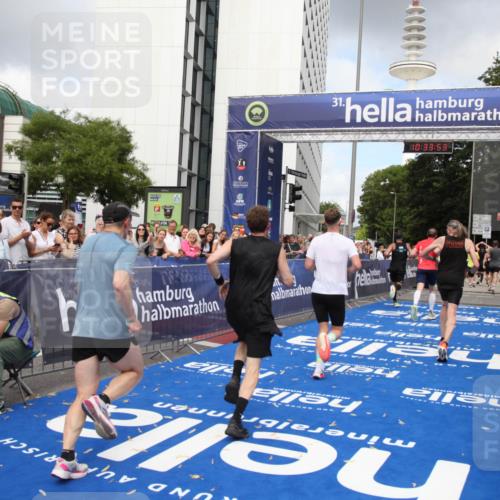 29.06.2025 - hella hamburg halbmarathon Michael Strokosch http://msf.ph/oto/8164300 29.06.2025 10:33:52 Ziel 1743, 2228, 2243, 2746, 4246, 5193, 10865, 13771, 14310, 14466, 16243 meine-sportfotos.de