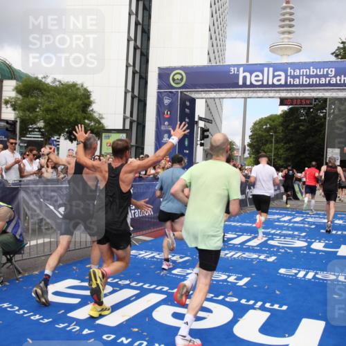 29.06.2025 - hella hamburg halbmarathon Michael Strokosch http://msf.ph/oto/8164322 29.06.2025 10:33:53 Ziel 1743, 2228, 2243, 2746, 4246, 5193, 10865, 13771, 14310, 14466, 16243 meine-sportfotos.de