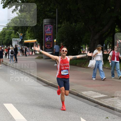 29.06.2025 - hella hamburg halbmarathon Yannick Fuchs http://msf.ph/oto/8164325 29.06.2025 10:22:05 20KM 1065, 1577, 5344, 9079, 10848, 12641, 12992, 13780, 14019, 15023, 15671, 18124, 19050 meine-sportfotos.de