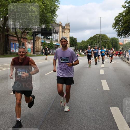 29.06.2025 - hella hamburg halbmarathon Yannick Fuchs http://msf.ph/oto/8164354 29.06.2025 10:40:00 20KM 2270, 2367, 2590, 2707, 3056, 3186, 3477, 4277, 4854, 5623, 5648, 5706, 6054, 6071, 6290, 6831, 7056, 7385, 7450, 8374, 9105, 9585, 9710, 10792, 10796, 11291, 11495, 11821, 12084, 12643, 13525, 13919, 14374, 14385, 14764, 14911, 15365, 15563, 15636, 16513, 16617, 16624, 16725, 17499, 17674, 17835, 17960, 18081, 18185, 18346, 18407, 18637, 18862, 18878 meine-sportfotos.de