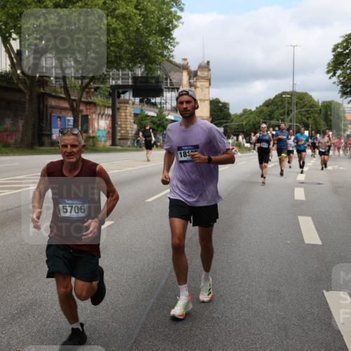 29.06.2025 - hella hamburg halbmarathon Yannick Fuchs http://msf.ph/oto/8164382 29.06.2025 10:40:00 20KM 2270, 2367, 2590, 2707, 3056, 3186, 3477, 4277, 4854, 5623, 5648, 5706, 6054, 6071, 6290, 6831, 7056, 7385, 7450, 8374, 9105, 9585, 9710, 10792, 10796, 11291, 11495, 11821, 12084, 12643, 13525, 13919, 14374, 14385, 14764, 14911, 15365, 15563, 15636, 16513, 16617, 16624, 16725, 17499, 17674, 17835, 17960, 18081, 18185, 18346, 18407, 18637, 18862, 18878 meine-sportfotos.de