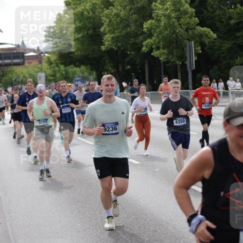 29.06.2025 - hella hamburg halbmarathon Jannik Wohlers http://msf.ph/oto/8164387 29.06.2025 10:20:30 Lombardsbrücke 2101, 2325, 2923, 2945, 3247, 3813, 4082, 4350, 5041, 5061, 6608, 8113, 8724, 8940, 9005, 9011, 9236, 9981, 10050, 10350, 10585, 11145, 12694, 12844, 13508, 14138, 14157, 14246, 14342, 14344, 14610, 14611, 14615, 14670, 14986, 15020, 15470, 15913, 16256, 16896, 16950, 17035, 17095, 17155, 17367, 17832, 18141, 18305, 18397, 18620, 19124, 19125, 19131, 19132 meine-sportfotos.de