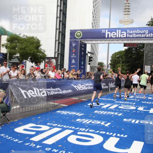 29.06.2025 - hella hamburg halbmarathon Michael Strokosch http://msf.ph/oto/8164388 29.06.2025 10:33:55 Ziel 1743, 2228, 2243, 2746, 10865, 13771, 14310, 14466, 15500, 16243 meine-sportfotos.de