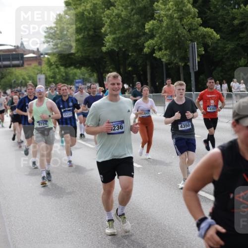 29.06.2025 - hella hamburg halbmarathon Jannik Wohlers http://msf.ph/oto/8164413 29.06.2025 10:20:30 Lombardsbrücke 2101, 2325, 2923, 2945, 3247, 3813, 4082, 4350, 5041, 5061, 6608, 8113, 8724, 8940, 9005, 9011, 9236, 9981, 10050, 10350, 10585, 11145, 12694, 12844, 13508, 14138, 14157, 14246, 14342, 14344, 14610, 14611, 14615, 14670, 14986, 15020, 15470, 15913, 16256, 16896, 16950, 17035, 17095, 17155, 17367, 17832, 18141, 18305, 18397, 18620, 19124, 19125, 19131, 19132 meine-sportfotos.de