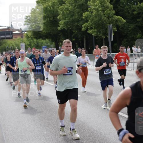 29.06.2025 - hella hamburg halbmarathon Jannik Wohlers http://msf.ph/oto/8164442 29.06.2025 10:20:30 Lombardsbrücke 2101, 2325, 2923, 2945, 3247, 3813, 4082, 4350, 5041, 5061, 6608, 8113, 8724, 8940, 9005, 9011, 9236, 9981, 10050, 10350, 10585, 11145, 12694, 12844, 13508, 14138, 14157, 14246, 14342, 14344, 14610, 14611, 14615, 14670, 14986, 15020, 15470, 15913, 16256, 16896, 16950, 17035, 17095, 17155, 17367, 17832, 18141, 18305, 18397, 18620, 19124, 19125, 19131, 19132 meine-sportfotos.de