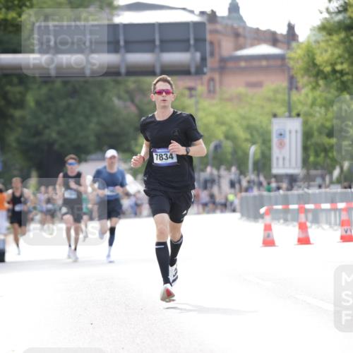 29.06.2025 - hella hamburg halbmarathon Jannik Wohlers http://msf.ph/oto/8164458 29.06.2025 09:40:39 Lombardsbrücke 7834, 14360, 14766, 15526 meine-sportfotos.de