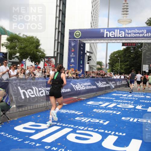 29.06.2025 - hella hamburg halbmarathon Michael Strokosch http://msf.ph/oto/8164496 29.06.2025 10:33:57 Ziel 1743, 2243, 10865, 13771, 14310, 14466, 15500, 16243 meine-sportfotos.de