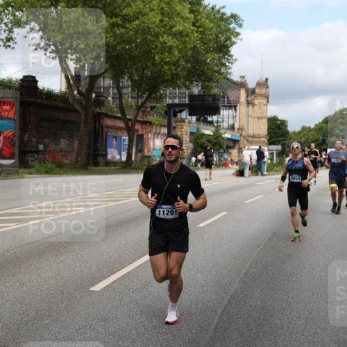 29.06.2025 - hella hamburg halbmarathon Yannick Fuchs http://msf.ph/oto/8164506 29.06.2025 10:40:02 20KM 1569, 2138, 2270, 2367, 2590, 2707, 3056, 3186, 3477, 4277, 4854, 5648, 5706, 6054, 6071, 6290, 6711, 6831, 7056, 7385, 7450, 8374, 9105, 9585, 9710, 10792, 10796, 11291, 11495, 11821, 12084, 12277, 13525, 14374, 14385, 14764, 14911, 15563, 15636, 16513, 16624, 16725, 17499, 17674, 17835, 17960, 18081, 18185, 18346, 18407, 18637, 18862, 18878 meine-sportfotos.de
