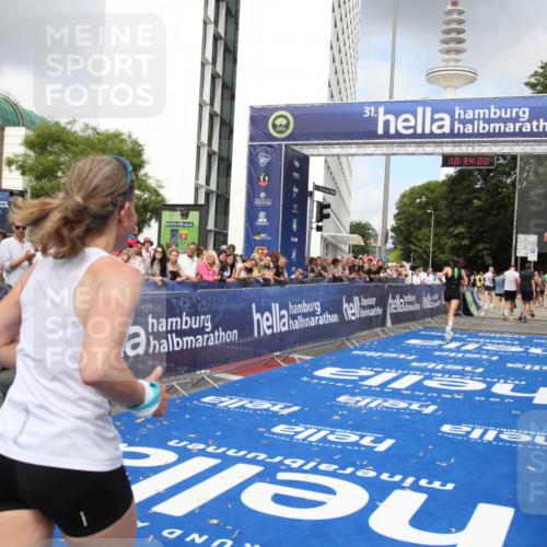 29.06.2025 - hella hamburg halbmarathon Michael Strokosch http://msf.ph/oto/8164530 29.06.2025 10:33:59 Ziel 9519, 10865, 15500 meine-sportfotos.de