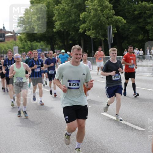 29.06.2025 - hella hamburg halbmarathon Jannik Wohlers http://msf.ph/oto/8164552 29.06.2025 10:20:30 Lombardsbrücke 2101, 2325, 2923, 2945, 3247, 3813, 4082, 4350, 5041, 5061, 6608, 8113, 8724, 8940, 9005, 9011, 9236, 9981, 10050, 10350, 10585, 11145, 12694, 12844, 13508, 14138, 14157, 14246, 14342, 14344, 14610, 14611, 14615, 14670, 14986, 15020, 15470, 15913, 16256, 16896, 16950, 17035, 17095, 17155, 17367, 17832, 18141, 18305, 18397, 18620, 19124, 19125, 19131, 19132 meine-sportfotos.de