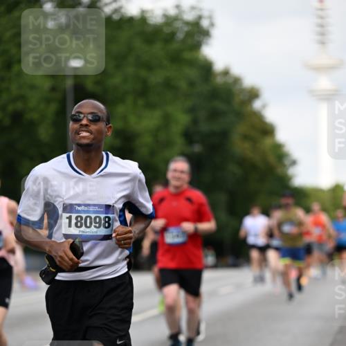 29.06.2025 - hella hamburg halbmarathon Dr. Thomas Lammeyer http://msf.ph/oto/8164580 29.06.2025 10:09:10 Kennedybrücke 1126, 1213, 1347, 1559, 2424, 2540, 2852, 3071, 3994, 4293, 4394, 4538, 5869, 6907, 6908, 7017, 7826, 9280, 10100, 10709, 10834, 11088 meine-sportfotos.de