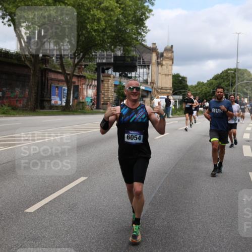 29.06.2025 - hella hamburg halbmarathon Yannick Fuchs http://msf.ph/oto/8164596 29.06.2025 10:40:03 20KM 1569, 2138, 2270, 2367, 2590, 2707, 3056, 3186, 3477, 4277, 4345, 4854, 5648, 5706, 6054, 6071, 6290, 6460, 6711, 6831, 7056, 7385, 7450, 8374, 9105, 9585, 10792, 10796, 11291, 11495, 11821, 12084, 12277, 13525, 14374, 14385, 14764, 14911, 15563, 15636, 16513, 16624, 17499, 17674, 17835, 18081, 18185, 18346, 18637, 18862, 18878 meine-sportfotos.de