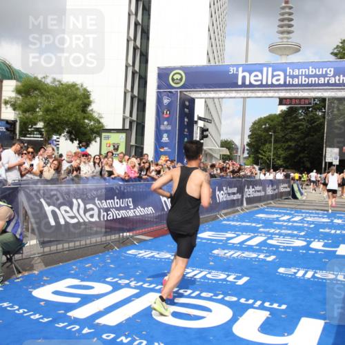 29.06.2025 - hella hamburg halbmarathon Michael Strokosch http://msf.ph/oto/8164608 29.06.2025 10:34:03 Ziel 9345, 9519, 11227, 13493, 13494, 14448, 15268, 15500, 17877 meine-sportfotos.de