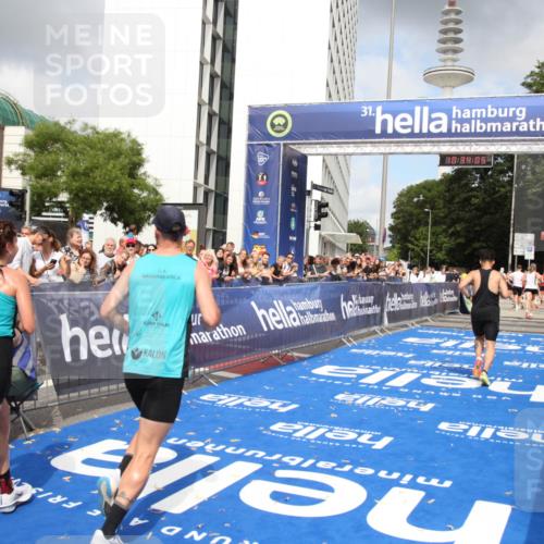 29.06.2025 - hella hamburg halbmarathon Michael Strokosch http://msf.ph/oto/8164640 29.06.2025 10:34:04 Ziel 9345, 9519, 11019, 11227, 13493, 13494, 14448, 15268, 15500, 17877 meine-sportfotos.de
