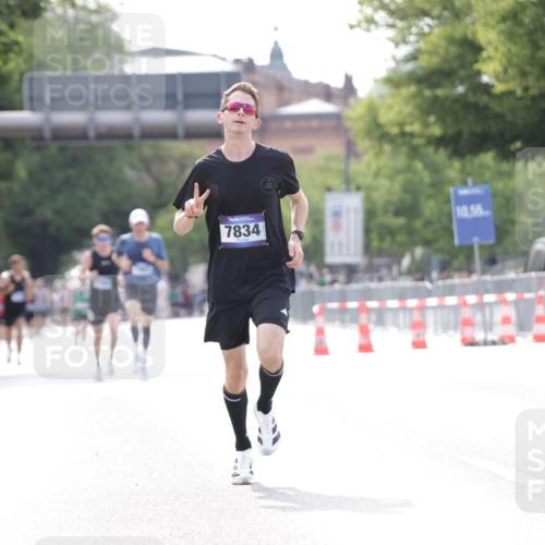 29.06.2025 - hella hamburg halbmarathon Jannik Wohlers http://msf.ph/oto/8164646 29.06.2025 09:40:41 Lombardsbrücke 7834, 14360, 14766, 15526 meine-sportfotos.de