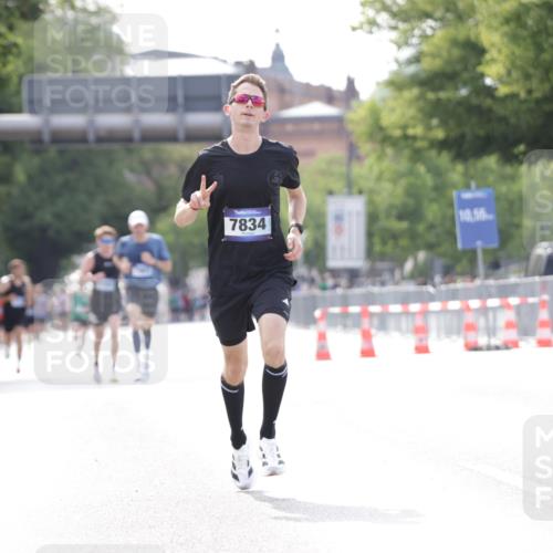 29.06.2025 - hella hamburg halbmarathon Jannik Wohlers http://msf.ph/oto/8164666 29.06.2025 09:40:41 Lombardsbrücke 7834, 14360, 14766, 15526 meine-sportfotos.de