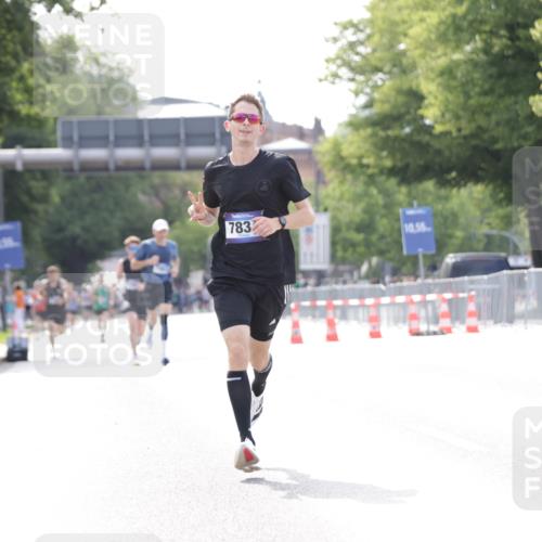 29.06.2025 - hella hamburg halbmarathon Jannik Wohlers http://msf.ph/oto/8164678 29.06.2025 09:40:41 Lombardsbrücke 7834, 14360, 14766, 15526 meine-sportfotos.de
