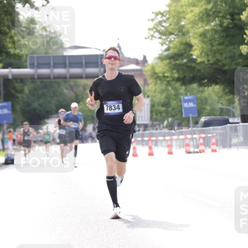 29.06.2025 - hella hamburg halbmarathon Jannik Wohlers http://msf.ph/oto/8164691 29.06.2025 09:40:41 Lombardsbrücke 7834, 14360, 14766, 15526 meine-sportfotos.de