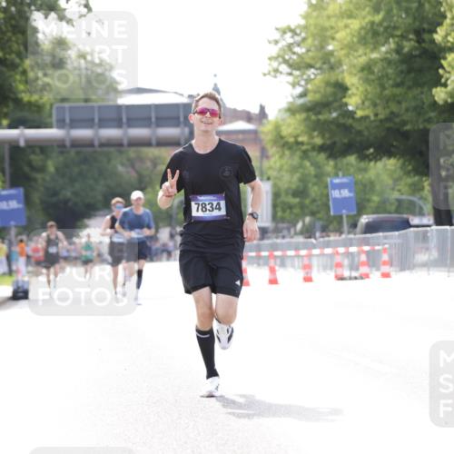 29.06.2025 - hella hamburg halbmarathon Jannik Wohlers http://msf.ph/oto/8164702 29.06.2025 09:40:41 Lombardsbrücke 7834, 14360, 14766, 15526 meine-sportfotos.de