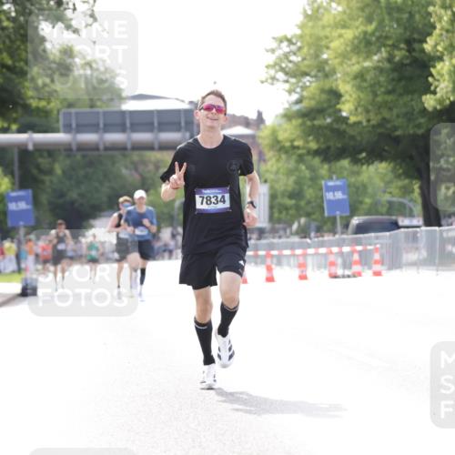 29.06.2025 - hella hamburg halbmarathon Jannik Wohlers http://msf.ph/oto/8164715 29.06.2025 09:40:41 Lombardsbrücke 7834, 14360, 14766, 15526 meine-sportfotos.de