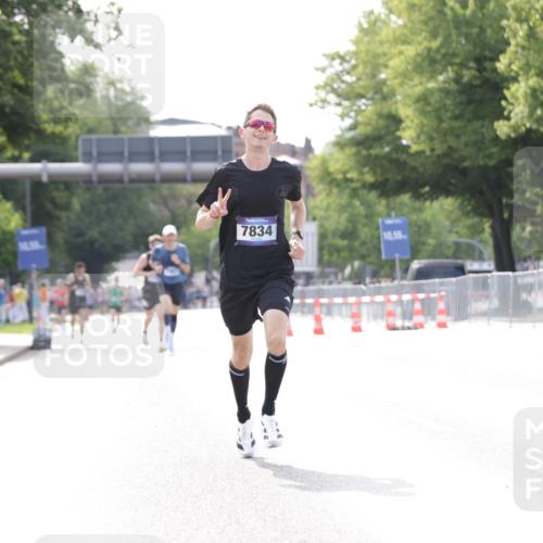 29.06.2025 - hella hamburg halbmarathon Jannik Wohlers http://msf.ph/oto/8164732 29.06.2025 09:40:41 Lombardsbrücke 7834, 14360, 14766, 15526 meine-sportfotos.de