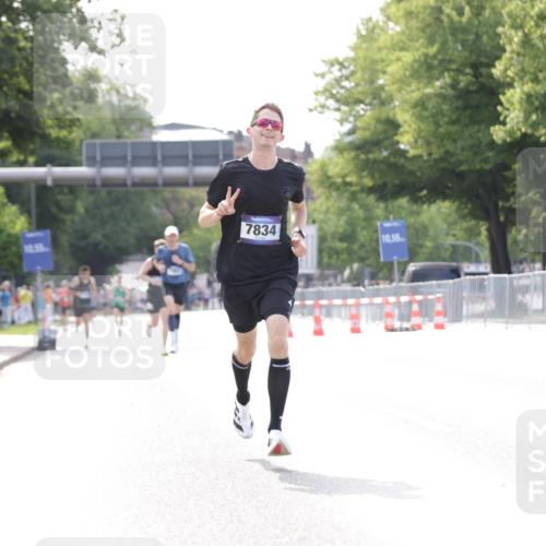 29.06.2025 - hella hamburg halbmarathon Jannik Wohlers http://msf.ph/oto/8164755 29.06.2025 09:40:41 Lombardsbrücke 7834, 14360, 14766, 15526 meine-sportfotos.de