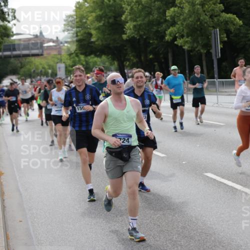 29.06.2025 - hella hamburg halbmarathon Jannik Wohlers http://msf.ph/oto/8164796 29.06.2025 10:20:32 Lombardsbrücke 2383, 2923, 2945, 3247, 3813, 4082, 4350, 5041, 5061, 5767, 6608, 7228, 7608, 8113, 8724, 8940, 9005, 9011, 9236, 9981, 10050, 10350, 10585, 10602, 11145, 12175, 12694, 12844, 13057, 13508, 14138, 14157, 14246, 14342, 14344, 14610, 14611, 14615, 14670, 14986, 15020, 15470, 15736, 15767, 15913, 16256, 16896, 16950, 17035, 17095, 17155, 17367, 17832, 18141, 18305, 18397, 18620, 19124, 19125, 19131, 19132 meine-sportfotos.de