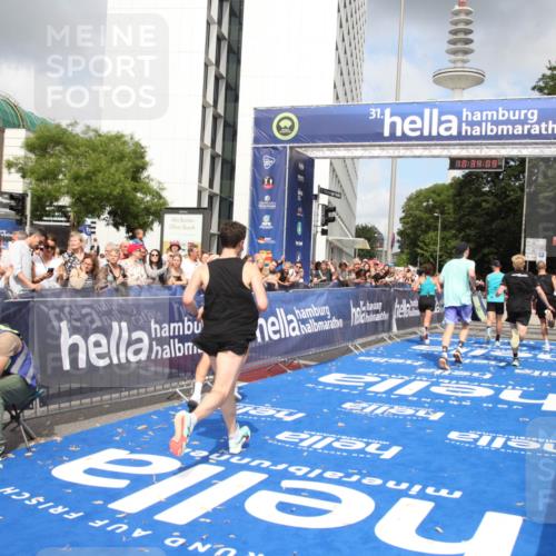 29.06.2025 - hella hamburg halbmarathon Michael Strokosch http://msf.ph/oto/8164804 29.06.2025 10:34:08 Ziel 9345, 9376, 9519, 11019, 11202, 11227, 13066, 13493, 13494, 14448, 15268, 16724, 17751, 17877 meine-sportfotos.de